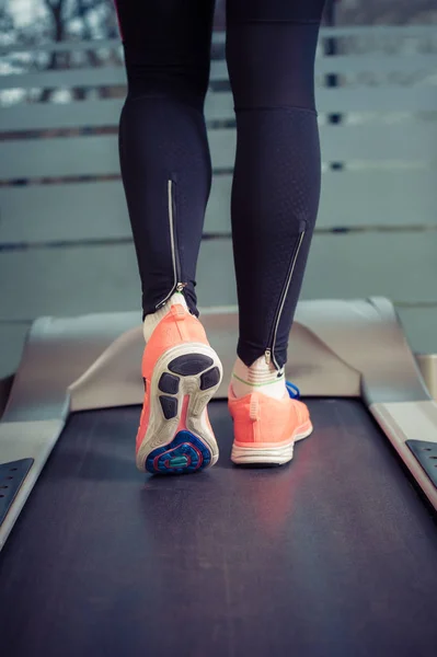 Fitness-Mädchen mit muskulösen Beinen läuft auf Laufband — Stockfoto