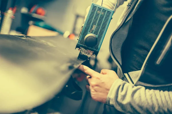 Esquí de cera y snowboard. Trabajador de taller haciendo depilación y reparaciones — Foto de Stock