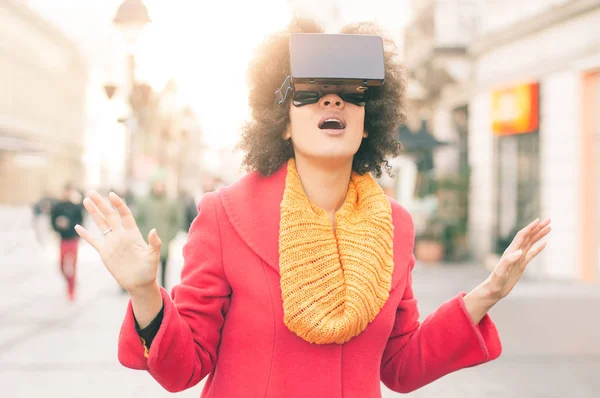 Mujer hermosa usando gafas de realidad virtual de alta tecnología al aire libre —  Fotos de Stock