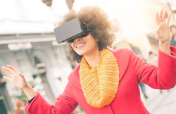 Mujer hermosa usando gafas de realidad virtual de alta tecnología al aire libre —  Fotos de Stock