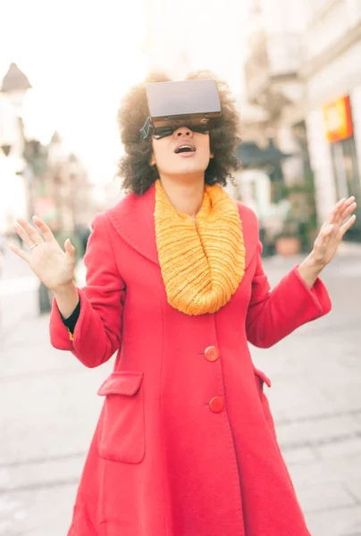 Mujer hermosa usando gafas de realidad virtual de alta tecnología al aire libre —  Fotos de Stock