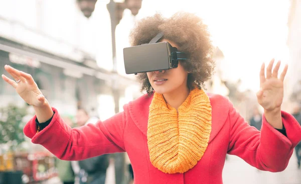 Mujer hermosa usando gafas de realidad virtual de alta tecnología al aire libre —  Fotos de Stock