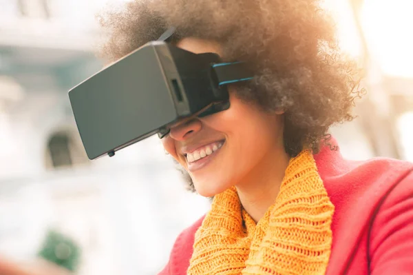 Mujer hermosa usando gafas de realidad virtual de alta tecnología al aire libre —  Fotos de Stock