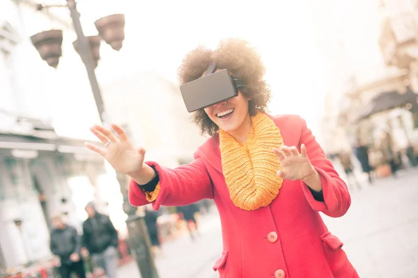 Mujer hermosa usando gafas de realidad virtual de alta tecnología al aire libre —  Fotos de Stock