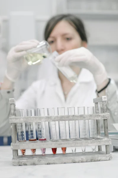 Científicos de laboratorio médico sosteniendo un tubo de ensayo con muestra — Foto de Stock