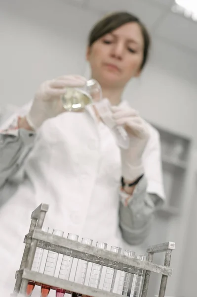 Científicos de laboratorio médico sosteniendo un tubo de ensayo con muestra — Foto de Stock