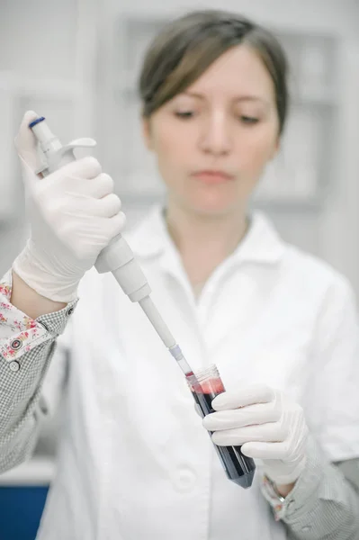 Científicos de laboratorio médico en la tina de prueba de llenado de laboratorio — Foto de Stock