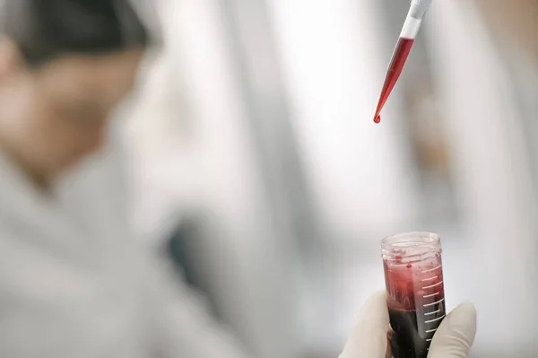 Científicos de laboratorio médico en la tina de prueba de llenado de laboratorio — Foto de Stock