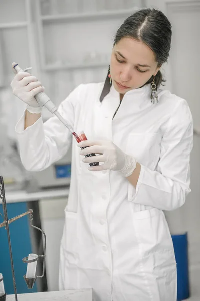 Científicos de laboratorio médico en la tina de prueba de llenado de laboratorio — Foto de Stock
