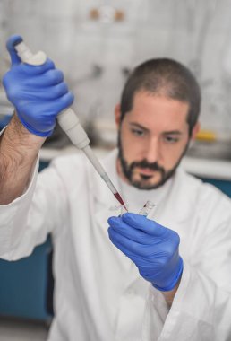 Laboratuvar pipet ile test tüpleri dolum bilim adamı