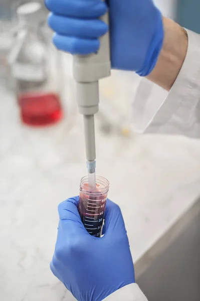 Forskare fylla provrör med pipett i laboratorium — Stockfoto