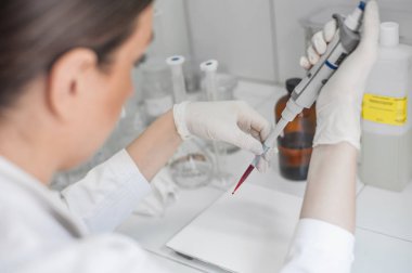 Tıbbi Laboratuar bilim adamları laboratuvar doldurma içinde küvet test