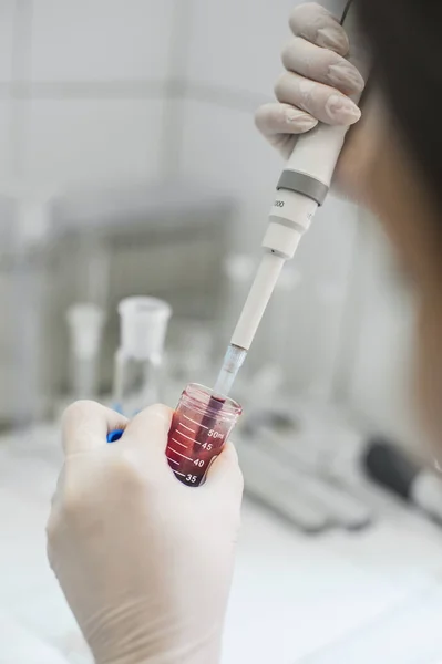 Científicos de laboratorio médico en la tina de prueba de llenado de laboratorio — Foto de Stock