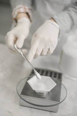 Genç kadın bilim klinik laboratuvar araştırma yapıyor