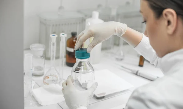 Young female doctor working in the laboratory — Stock Photo, Image