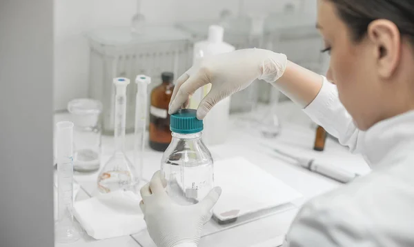 Jovem médica trabalhando no laboratório — Fotografia de Stock