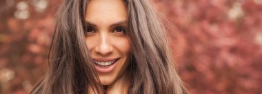 Mutlu neşeli gülümseyen kadın doğada sahiptir. Panorama geniş