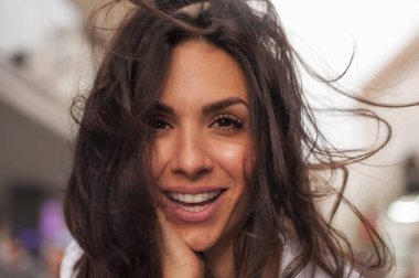 Mutlu neşeli gülümseyen kadın şehir sokaklarda sahiptir