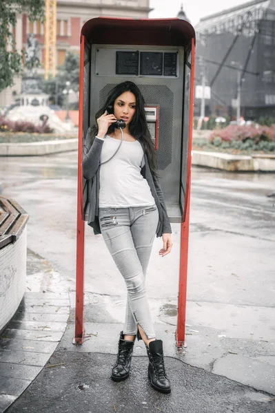 Kobieta moda mówić w retro budki telefonicznej — Zdjęcie stockowe