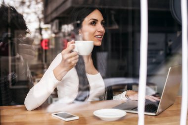 Kahve içme ve internette sörf gülümseyen kadın. Cafe Rüzgar
