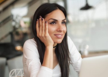 Dizüstü bilgisayar ile kablosuz internet kullanarak arkadaşlarınızla sohbet kadın 