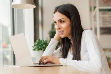 Dizüstü bilgisayar ile kablosuz internet kullanarak arkadaşlarınızla sohbet kadın 