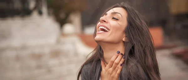 Feliz alegre sonriente mujer disfruta en las calles de la ciudad —  Fotos de Stock