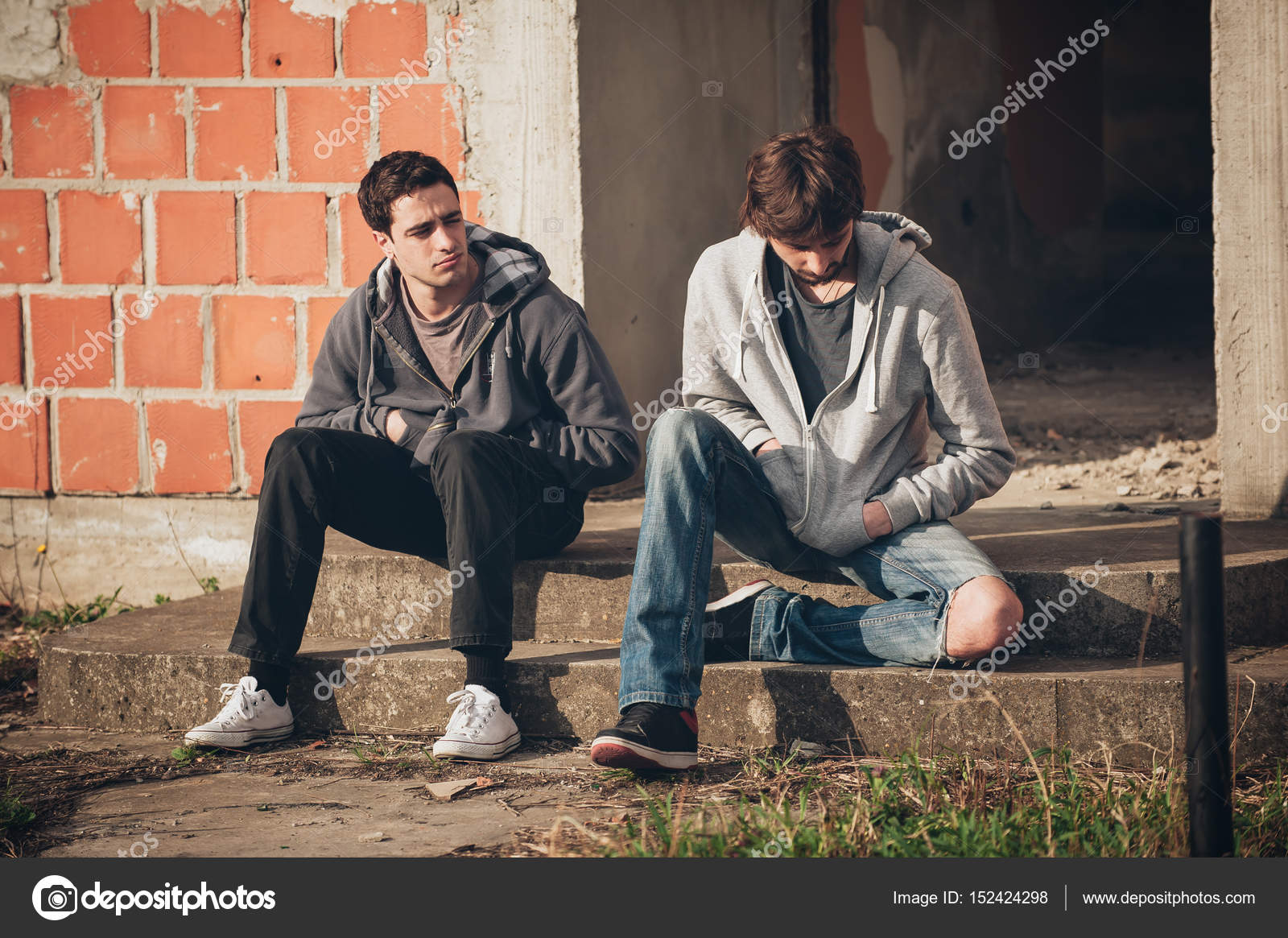 Парень холодно общается. Парень холодно общается. Мужчины в роли женщин. Парень холодно общается. Эмоции в переговорах.