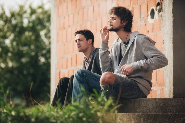 Depressziós és szomorú fiatalember dohányzás kannabiszt közös barátja — Stock Fotó