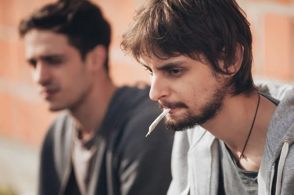 Depressziós és szomorú fiatalember dohányzás kannabiszt közös barátja — Stock Fotó