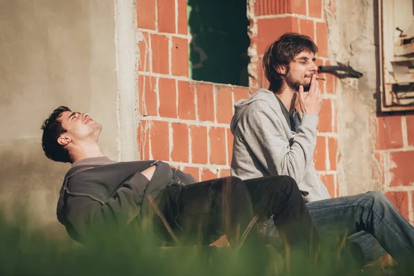 Amigos fumam maconha ou haxixe em gueto subterrâneo n — Fotografia de Stock