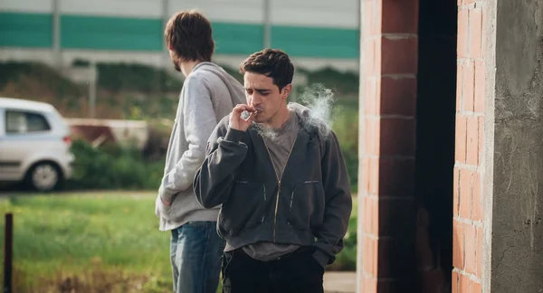 Freunde rauchen Marihuana oder Haschisch-Joint im U-Bahn-Ghetto — Stockfoto