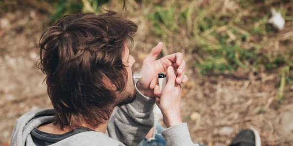 Mann zündet sich Marihuana oder Haschisch-Joint an — Stockfoto