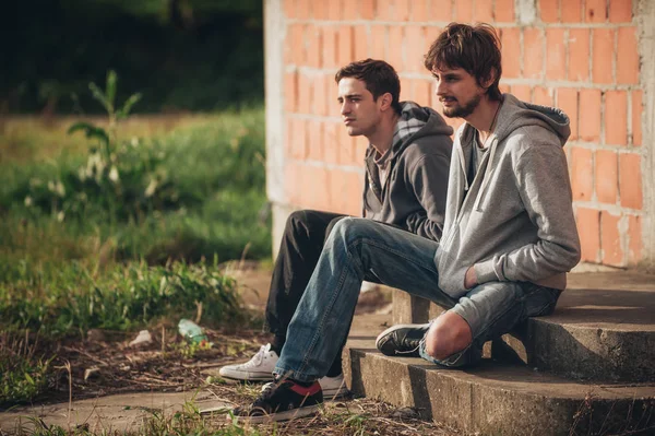 Dois amigos jovens deprimidos e tristes pensando em liberdade condicional — Fotografia de Stock