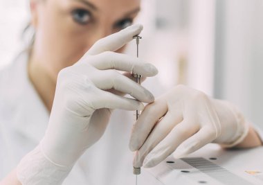 Kadın araştırmacı bir kimya laboratuarında araştırma yapıyor. Gaz chromat