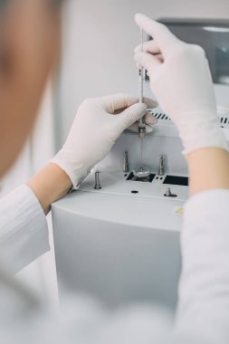 Kadın araştırmacı bir kimya laboratuarında araştırma yapıyor. Gaz chromat