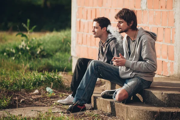 Két meg dohányzás közös város elhagyott ghetto részén — Stock Fotó