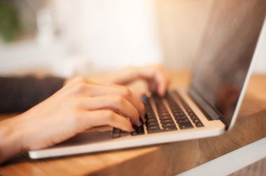 laptop klavye iş toplantısında yazarak eller kadın