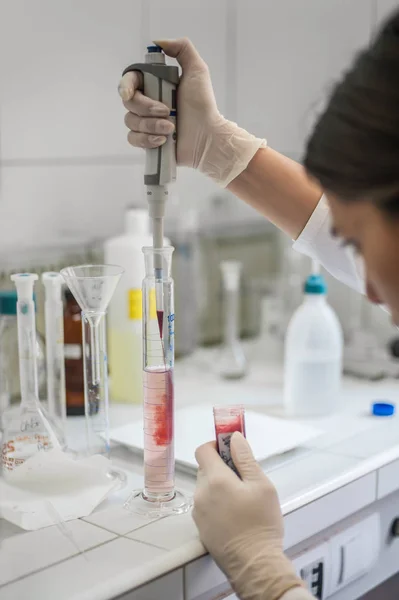 医学实验室的科学家在实验室充填试验浴缸 — 图库照片