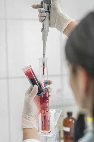 Científicos de laboratorio médico en la tina de prueba de llenado de laboratorio — Foto de Stock