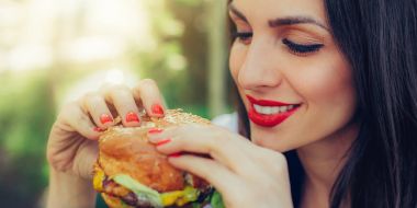 Mutlu genç kadın yemek lezzetli lokanta burger
