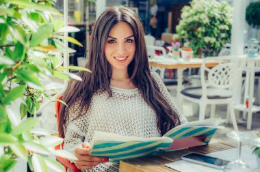 Menü seyir ve Restoran yiyecek sipariş güzel kadın