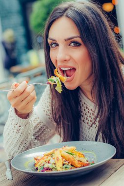 Genç kadının bir restoranda yemek onun öğle yemeği brea sahip