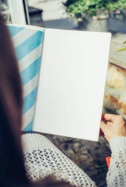 Menü seyir ve Restoran yiyecek sipariş güzel kadın