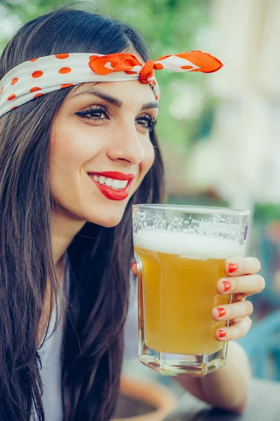 Mulher bonita bebendo cerveja e desfrutando de dia de verão — Fotografia de Stock