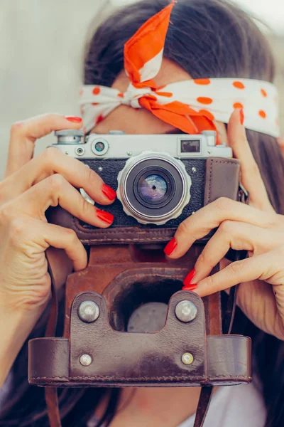 Güzel kadın alarak fotoğraf eski moda film kamera ile