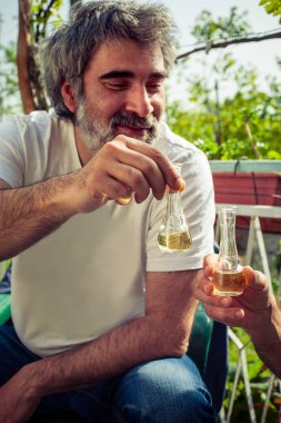 Şerefe! El brandy bardak ile kızartma