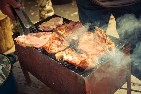 BBQ. Closeup of barbecue grilling picnic in backyard outdoor — Stock Photo, Image