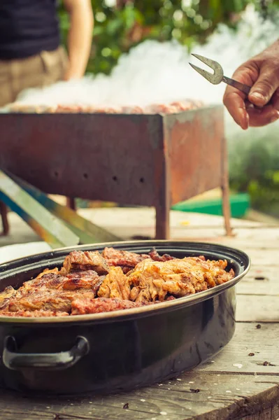 Grillen. Nahaufnahme vom Grillen Picknick im Hinterhof im Freien — Stockfoto