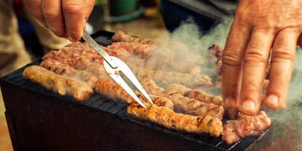 Grillen. Nahaufnahme vom Grillen Picknick im Hinterhof im Freien — Stockfoto